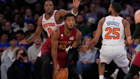 赵明剑任意球绝杀！青岛队中超第19轮力克上海申花1-0