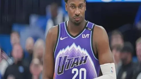 曼联激战伊斯坦布尔队，4-1取胜，B费梅双响拉什福德点球立功